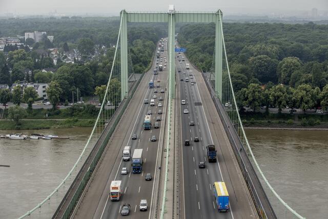 Ein Blick auf das Sorgenkind im Kölner Süden, die Rodenkirchener Brücke, über welche die Autobahn A4 führt. | Foto: Thilo Schmülgen