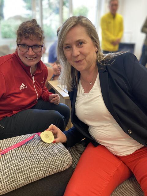 Das ist  die Andrea, die verlobte von Timo, die auch eine Gold Medaille gewonnen hat und Susanne Stupp, sie ist die Bügermeisterin von Frechen, die als Überraschungs Gast da war sie hält die Medaille in der Hand.  | Foto: Blatt-Gold