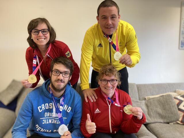 Steffi Drescher, Timo Karmasch (hinten), Bastian Wind und Andrea Kuhne zeigen stolz ihre Gold- und Silber-Medaillen. | Foto: Blatt-Gold