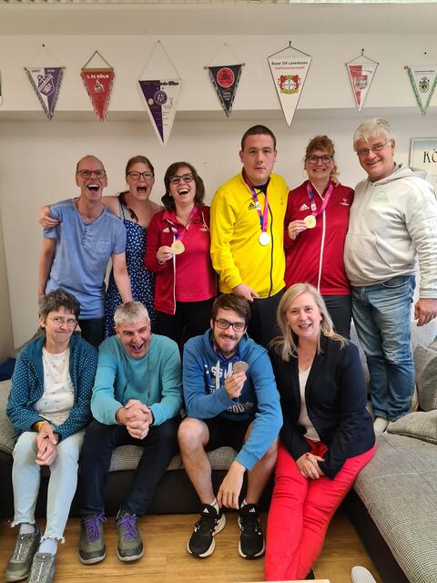 Das ganze Judoka-Team, Blatt- Gold und die Bürgermeisterin Susanne Stupp sind zusammen auf dem Sofa. 
 | Foto: Blatt-Gold