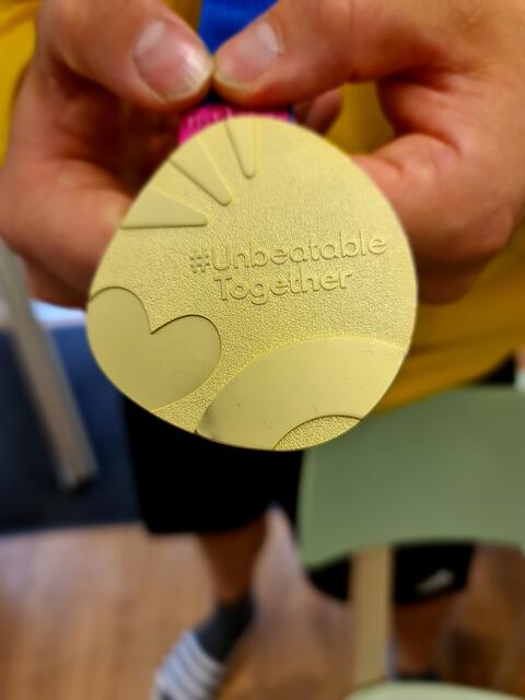 Die Gold-Medaille von hinten mit dem Motto der Spiele: Zusammen unschlagbar!  | Foto: Blatt-Gold