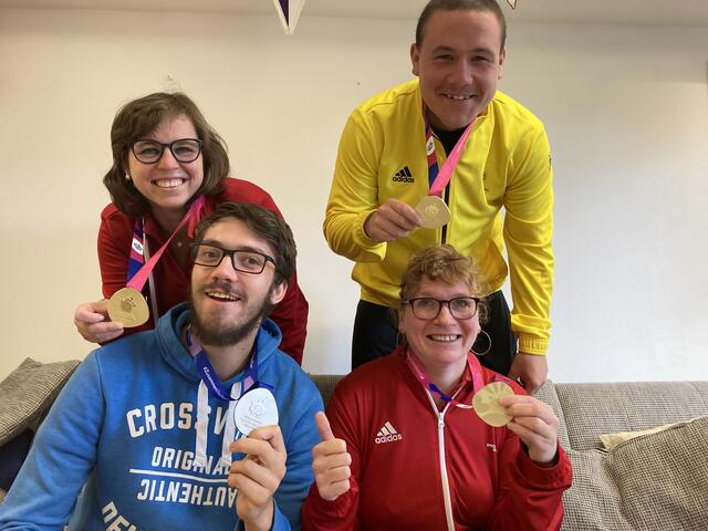 Steffi Drescher, Timo Karmasch (hinten), Bastian Wind und Andrea Kuhne zeigen stolz ihre Gold- und Silber-Medaillen.
 | Foto: Blatt-Gold