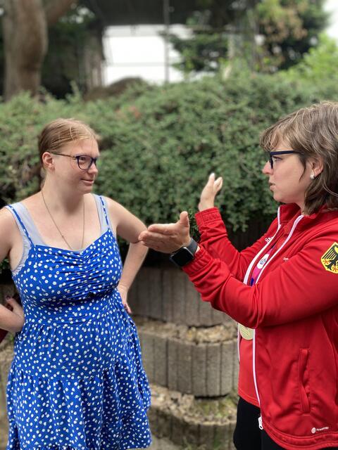 Yvonne Freiberg und Steffi im Gespräch.  
 | Foto: Blatt-Gold