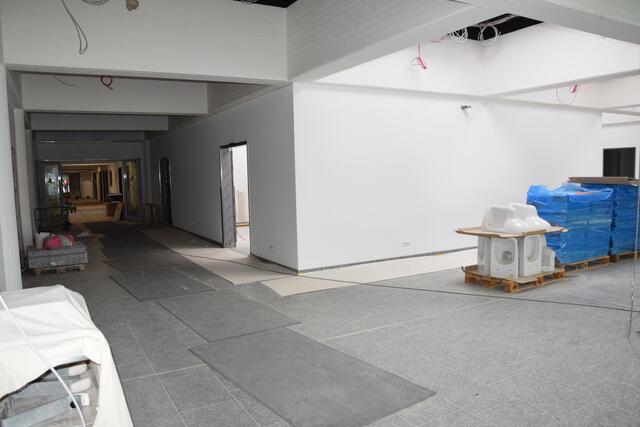 An den Stationen Bruno und Johannes wird ebenfalls noch gearbeitet. Der alte Cafeteria-Bereich wurde dabei etwas umgestaltet und das Bettenlager dorthin "verschoben". Die Cafeteria findet in "unmittelbarer Nachbarschaft" ihren Platz. | Foto: Volker Düster