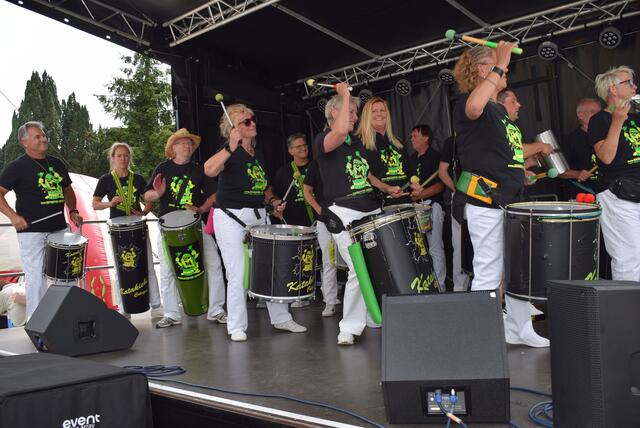 Die Sambatruppe „Katakichi Cologne“ heizte die Stimmung mit rhythmischen Klängen an. Foto: Hoeck