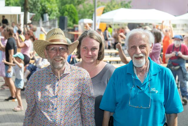 Vorsitzender Dr. Reinhard Prinzen (l.), Stellvertreter und Pressesprecher Klaus Neubauer  und IG-Mitglied Sabine Baier freuten sich über viele Besucher auf dem Dorffest. Foto: Axel König