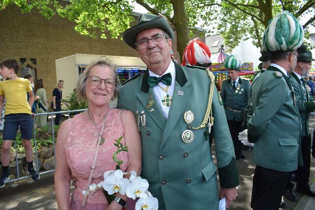 Norbert Beheng freute sich mit Frau Conny über seinen Sieg beim Königsschießen. Foto: Hoeck