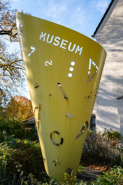 Unübersehbar ist die Schultüte vor dem Museumsgebäude. Foto: Schulmuseum-Sammlung Cüppers