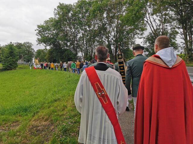 Zum Höhepunkt der Oktav zog eine Prozession mit der Reliquie von der Dürscheider Kirche zur Jakobuskapelle. Begleitet wird sie traditionell von einer Abordnung der St. Sebastianus-Schützenbruderschaft Dürscheid. Foto: Ute Roggendorf