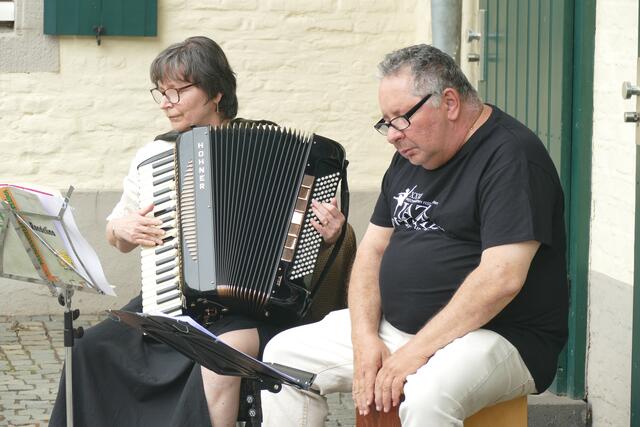 Musikalische Umrahmung der Ausstellungseröffnung "Historische Keldenicher Persönlichkeiten" von Josef Recht.  | Foto: Anita Brandtstäter