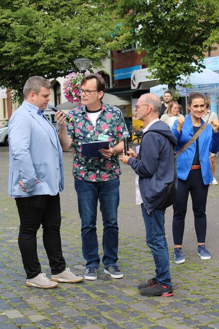 Da reden wir gerade mit Manuel Beck. Das ist der Schirmherr vom Aktionstag. | Foto: Stadt Erftstadt