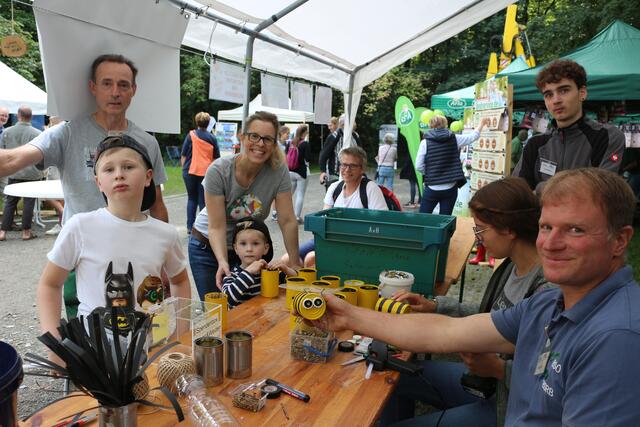 Kleine Insektenhotels in Form von Bienen baute Jörg Lob (r.) von der BSO gemeinsam mit interessierten Besuchern. Foto: Karin Rechenberger | Foto: Karin Rechenberger