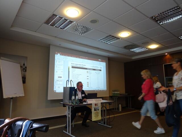 Dr. Dr. Dürk beantwortet Fragen nach dem Vortrag | Foto: Bildrechte: Stefania Herod