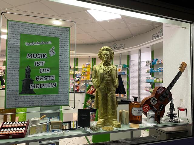 Schaufenster H -
Veedels-Apotheke 
Johann-Linke-Straße 16 
53225 Bonn-Beuel | Foto: Bürger für Beethoven e.V.