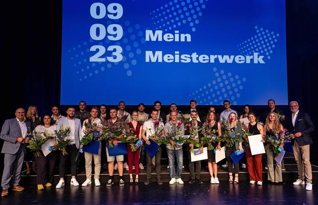 Besonders geehrt wurden von Präsident Hans Peter Wollseifer (links), Hauptgeschäftsführer Garrelt Duin (rechts) und Geschäftsführerin Simone Marhenke (2. von links) 26 Meisterinnen und Meister, die in ihren jeweiligen Gewerken am besten abgeschnitten haben sowie die vier jahrgangsbesten Absolventinnen und Absolventen des Trialen Studiums. | Foto: Lars Heidrich