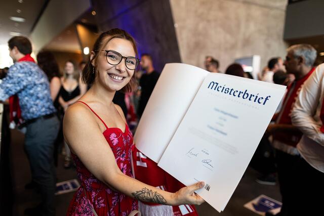 Talita Wiegershausen, Friseurmeisterin, freut sich über ihren Meisterbrief. | Foto: Lars Heidrich