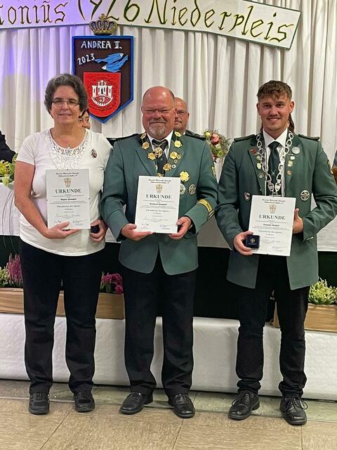Regina Grotzfeld, Reinhard Grotzfeld und Dominik Reichelt (v.li.) wurden mit dem Sportabzeichen in Bronze geehrt. | Foto: Schützen Niederpleis