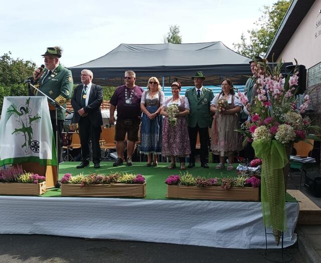 Bei der Krönung von Bürgerkönig Hermann Weber mit seiner Frau Regina (3./4.v.li.) | Foto: Schützen Niederpleis