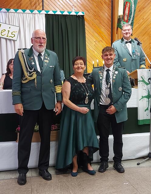 Brudermeister Werner Klihm ehrte Andrea Grotzfeld und Dominik Reichelt für 25 Jahre Mitgliedschaft bei den Niederpleiser Schützen. | Foto: Schützen Niederpleis