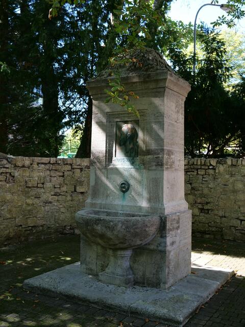 Der Brunnen nach der Restaurierung. Foto: Stadt BGL