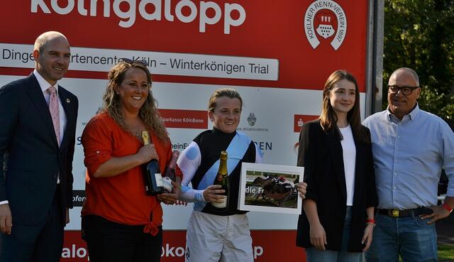 Siegerehrung für Geologist &amp; Hollie Doyle | Foto: Horst Nauen