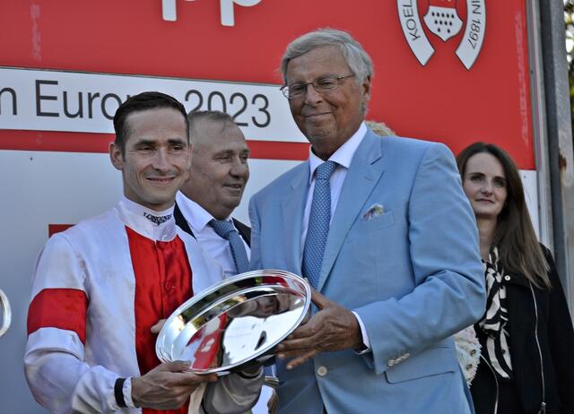 CDU-Politiker Wolfgang Bosbach überreicht die Ehrenpreise | Foto: Horst Nauen