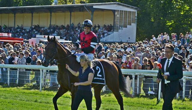 Sieger im 4. Rennen - "Noshowlikeajoeshow" &amp; Maxim Pecheur  | Foto: Horst Nauen