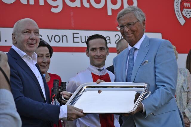 Wolfgang Bosbach (CDU) überreicht den Preis an Manfred Ostermann | Foto: Horst Nauen