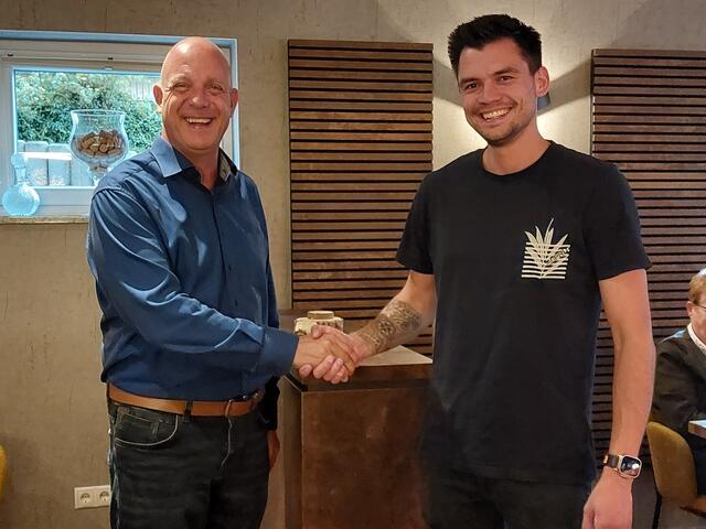 Die Bürgermeister Martin Buchholz (Windhagen) li. und Mario Kaufhold (Pfaffschwende) wünschen der Partnerschaft ihrer Gemeinden einen weiteren guten Verlauf. 