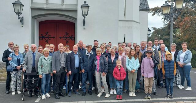 Nach dem Dankgottesdienst gab es ein Erinnerungsfoto mit Pfarrvikar Dr. Thomas Bahne (hintere Reihe 2. v.r.) vor der Pfarrkirche St. Bartholomäus