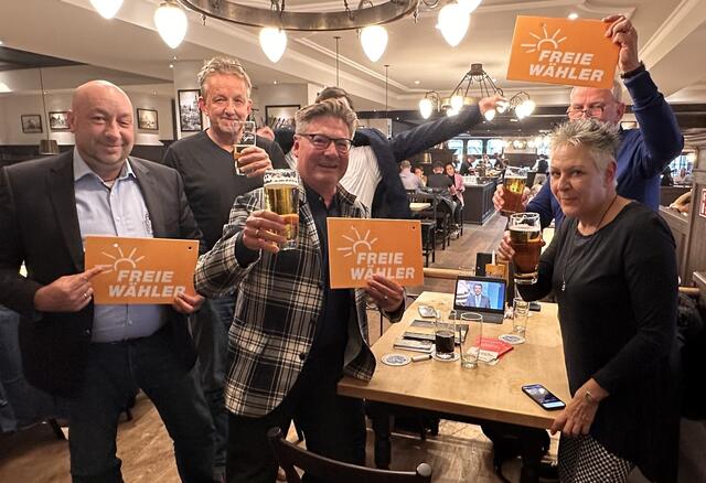 Wahlparty der Partei FREIE WÄHLER in Köln (V.l.n.r. Tibor Schady (Freie Wähler Rhein-Erft), Norbert Theiss (Freie Wähler Köln, Beisitzer), Torsten Ilg (Bezirksvorsitzender Freie Wähler Mittelrhein), Robert Viebahn (Freie Wähler Bonn), Ulla Hagenbruch (Freie Wähler Köln), Detlef Hagenbruch (Freie Wähler Köln),  | Foto: Frei von Rechten Dritter