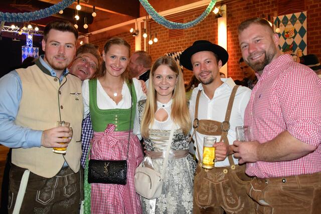 Von Dirndl bis Krachlederne - die Gleueler hatten sich mächtig herausgeputzt für ihr traditionelles Oktoberfest. | Foto: Kirsten D'Angeli