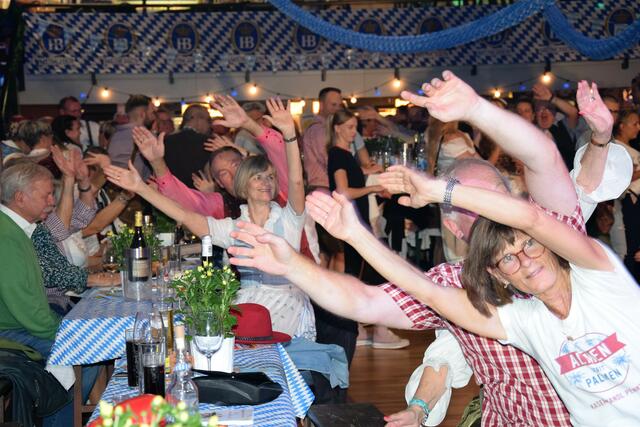 Hände hoch - Kurve links - Kurve rechts! Die bayerische Band Brandig verwandelte die Festhalle in eine imaginäre Bobbahn | Foto: Kirsten D'Angeli