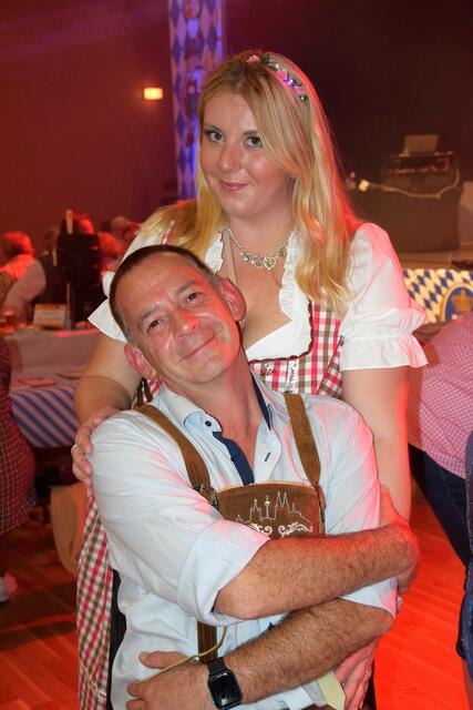 Ricarda Iron und ihr Dortmunder Wahl-Gleueler Stefan Zimmermann fühlten sich bei den Funken bestens unterhalten.  | Foto: Kirsten D'Angeli