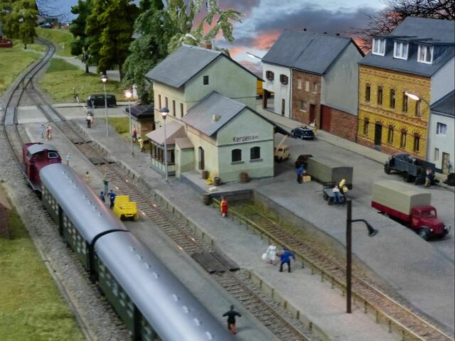 Hier steht heute das Kerpener Rathaus: der alte Kerpener Bahnhof und die Alte Landstraße sind auf der vereinseigenen Segmentanlage Mödrath - Kerpen - Türnich des Vereins zu sehen. | Foto: MKG 
