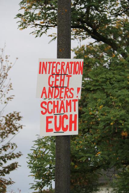Mehrere Schilder weisen auf die Sorgen aber auch auf die Kritik der Demonstranten hin; sie seien bereits mehrfach beschädigt oder zerstört worden. | Foto: mt