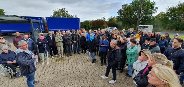 Otto Clemens (l.). hielt ein kurzes Impulsreferat an die Teilnehmenden der Demonstration. | Foto: mt