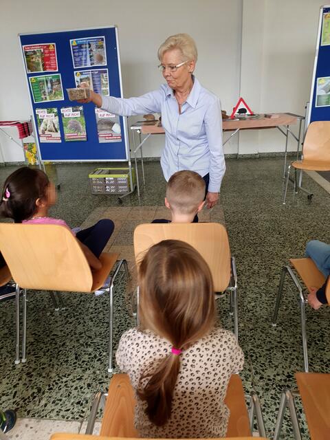 Igel sind Insektenfresser. - Nicht nur Nahrungsvielfalt wird am praktischen Beispiel erläutert. | Foto: Renate Könen