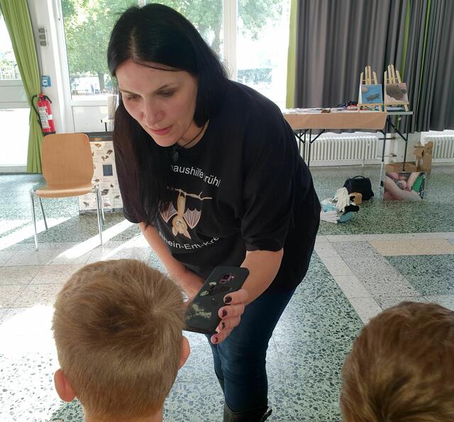 Mit dem Fledermausdetektor fängt Saskia Warner-Groen für das menschliche Ohr nicht hörbare Laute der winzigen Akrobaten der Lüfte ein. Die Kids hören begeistert zu. | Foto: Renate Könen