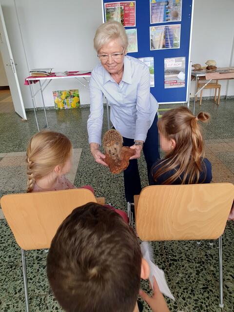 Kontaktaufnahme unmittelbar... - Angelika Atorf macht's möglich. | Foto: Renate Könen