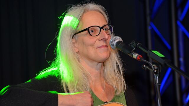 Beate, Gitarre, Gesang, Leitung der Rionn Folkband | Foto: Bildrechte: Stefania Herod