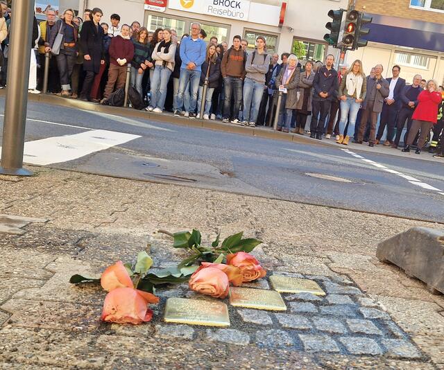 Im Rahmen der Verlegung wurde der Opfer in einer Schweigeminute gedacht und durch Wort- und Musikbeiträge an sie erinnert. Foto: Stadt Rösrath