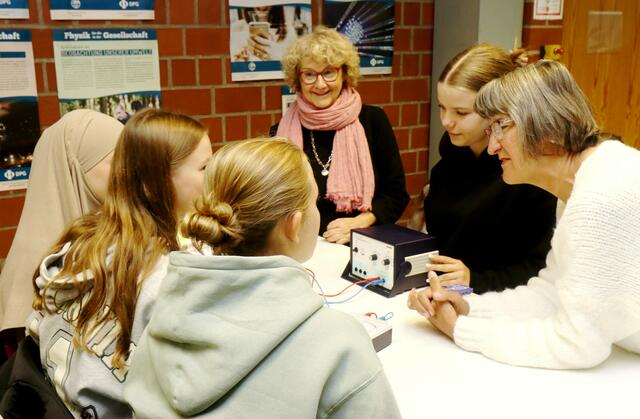 Dr. Catrin Albrecht und Andrea Schrahe (rechts) im Gespräch mit Schülerinnen | Foto: VR-Bank
