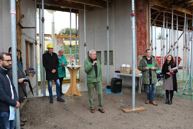 (von links): Jürgen Ellerkamp (Geschäftsführer der Terhalle Holzbau GmbH), Bürgermeisterin Claudia Wieja, Horst Becker (Ausschussvorsitzender Son-derausschuss Birk), Schulleiter Tobias Voßemer und Ingrid Röhl (Schulauf-sicht Rhein-Sieg-Kreis) | Foto: Foto: Stadt Lohmar