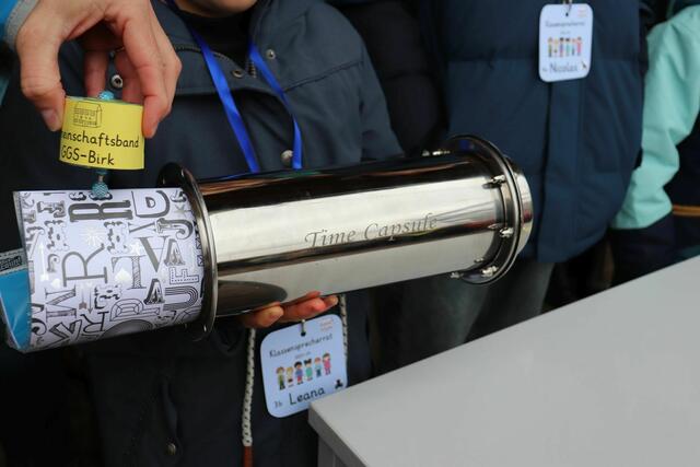 Die Zeitkapsel mit den symbolträchtigen Gegenständen wurde von Alina, Maximilian, Leana und Nicolas aus dem Klassensprecherrat befüllt. | Foto: Stadt Lohmar