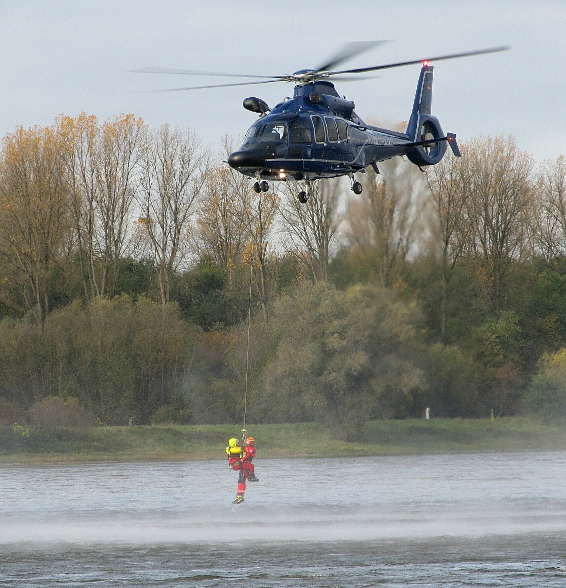Hubschrauber Uber Rhein Heute