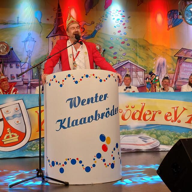 Volker Weininger als "angesäuselter" Sitzungspräsident stellte in seiner Rede in der Wentener Bütt auch ausgefallene Getränke vor. 