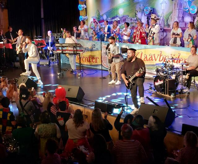 Roman Lob mit der Band "StadtRand" war erstmals live auf der Bühne im Forum zu sehen. Für die Band war der Auftritt ein begeisterndes Heimspiel 