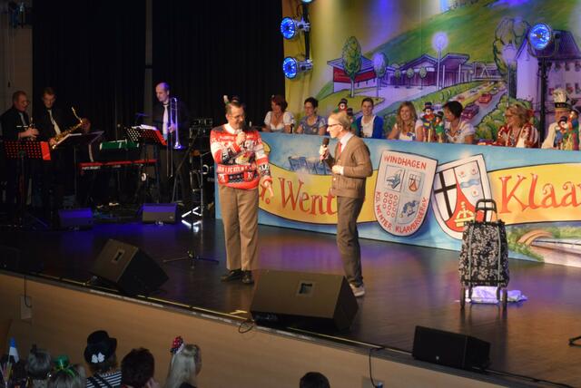 "Willi und Ernst" aus Koblenz waren Opener der Mädchensitzung. Sie werden auch bei der Prunksitzung 24 mit dabei sein. 