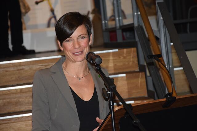 Erftstadts Bürgermeisterin Carolin Weitzel begrüßte die Gäste in Erftstadt und der "Perle" Erftmuseum. Das hier ein Ort der Erinnerung geschaffen wurde, sei wichtig, ebenso wie die Vorsorge, dass eine Katastrophe solchen Ausmaßes nicht noch einmal möglich werde. | Foto: Volker Düster